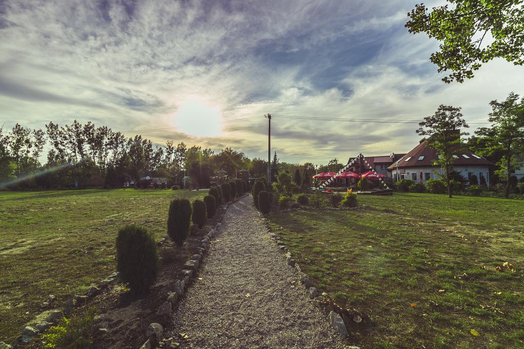 Gosciniec Pod Zaglami Bed & Breakfast Skoki Duze Exterior photo